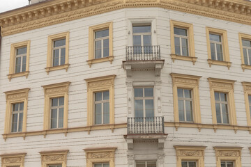 Fototapeta premium This beautiful view showcases a stunning historic building, complete with elegant balconies and many finely designed windows, highlighting the intricate details of classical architecture