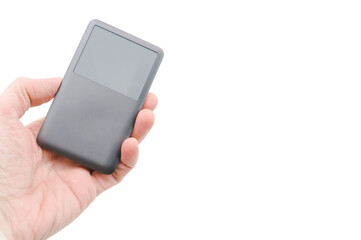 mano che regge apparecchio elettronico con display isolato su sfondo bianco otrasparente