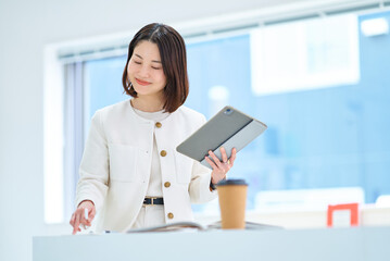タブレットPCを操作する女性 © maru54