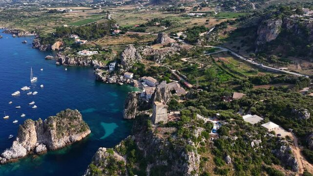 Tonnara di Scopello. 4K. La costa della Sicilia, Italia.
La baia di Scopello, tra Palermo e San Vito Lo Capo. Riserva dello Zingaro. Trapani.
