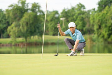 Obraz premium Professinal golf player on golf course. Pro golfer taking a shot.