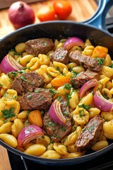  Sartén con pasta corta tipo conchiglioni, trozos de carne, cebolla roja y tomates, decorado con perejil fresco.

