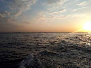 Obraz premium Offshore with sunset sky and sea waves