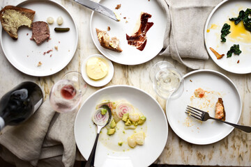 Resten van een uitgebreide lunch op marmeren tafel