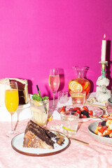 Feestelijke brunchtafel met taart en fruit