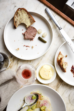 Halverwege een charcuterie lunch met brood en p&acirc;t&eacute;