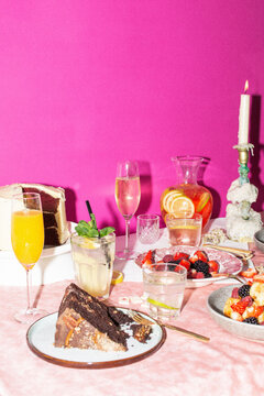 Feestelijke brunchtafel met taart en fruit