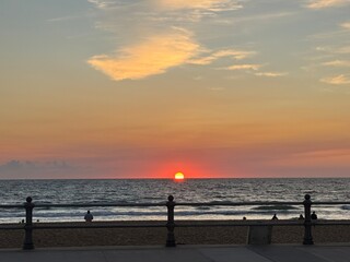 Obraz premium Boardwalk Silhouettes and Sunset at Virginia Beach