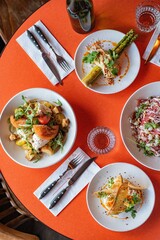 Gezellig tafereel met lunch en wijnglas