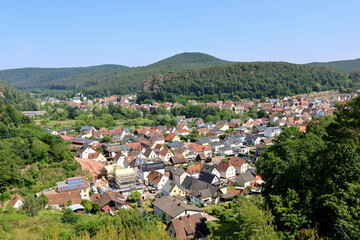 Aussicht vom Wachtfelsen bei Dahn im Pfälzer Wald in Rheinland-Pfalz. Aussicht vom Premium-Wanderweg Dahner Rundwanderweg. 