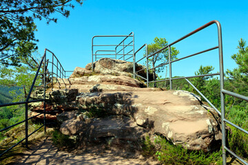 Metallgitter als Absturzsicherung auf Felsen im Pfälzer Wald auf dem Wachtfelsen bei Dahn im...