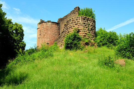 Die Ruine der Burg Neudahn im Pf&auml;lzer Wald, eine Felsenburg bei Dahn im Landkreis S&uuml;dwestpfalz in Rheinland-Pfalz. Aussicht vom Premium-Wanderweg Dahner Rundwanderweg. 