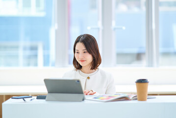 室内で仕事をするスーツ姿の女性