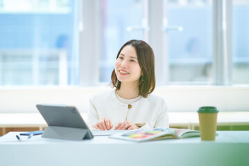 室内で仕事をするスーツ姿の女性