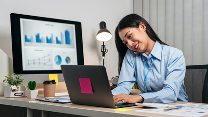 Secretary woman is answer calls from boss on smartphone to discussion about new schedules and summary of new startup