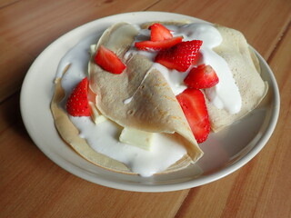 pancakes with strawberries and scream