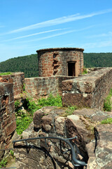 Aussicht von der Ruine der Burg Neudahn im Pfälzer Wald, eine Felsenburg bei Dahn im Landkreis Südwestpfalz in Rheinland-Pfalz. Aussicht vom Premium-Wanderweg Dahner Rundwanderweg. 