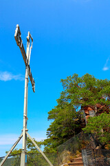 Gipfelkreuz auf der Felsformation Jungfernsprung bei Dahn im Landkreis Südwestpfalz in...