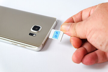 Replacing a 5G SIM card in a mobile phone with high-speed Internet.