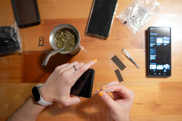 Primer plano manos reparando celular enfoque selectivo colocando filtro en parlante del móvil,...