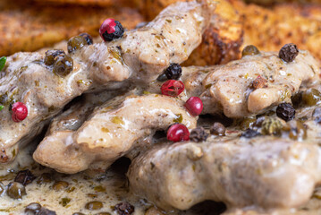polędwiczki w sosie pieprzowym, polędwiczki, sos, pieprz, jedzenie, posiłek, obiad, grilla, płyta, wieprzowina, dania, delikatesowy, knajpa, grill, gotowane, papryczka, świeży