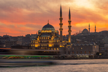 Obraz premium Yeni Mosque on Bosphorus at sunset. Beautiful view of Istanbul