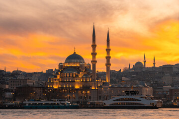 Naklejka premium Yeni Mosque on Bosphorus at sunset. Beautiful view of Istanbul