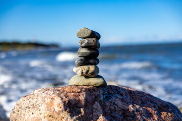 Steinturm am Meer
