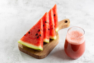 Delicious fresh watermelon juice in glass cup with sliced ​​watermelons.