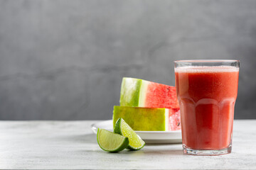 Delicious fresh watermelon juice in glass cup with sliced ​​watermelons.