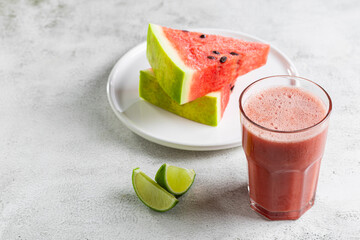 Delicious fresh watermelon juice in glass cup with sliced ​​watermelons.