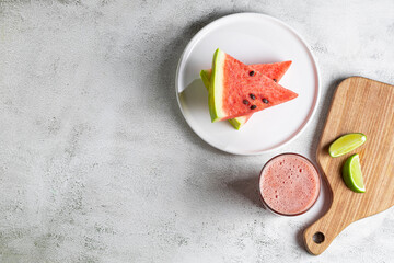 Delicious fresh watermelon juice in glass cup with sliced ​​watermelons.