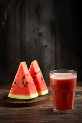 Delicious fresh watermelon juice in glass cup with sliced ​​watermelons.