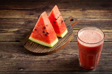 Delicious fresh watermelon juice in glass cup with sliced ​​watermelons.
