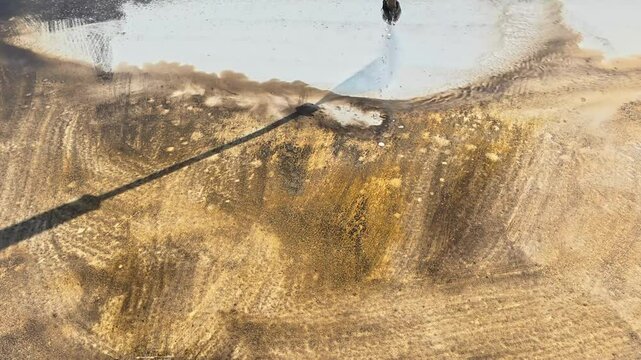 Nettoyage au karcher de salet&eacute; ou moisissure sur une toiture en surface blanche. L'eau est propuls&eacute;e &agrave; forte puissance et nettoie 