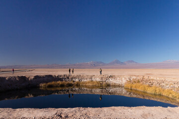 turista recorriendo los Ojos del salar, desierto de Atacama, San Pedro de Atacama, Chile