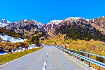 Lukmanierpassstrasse vor dem Lukmanierpass, Graubünden (Schweiz)