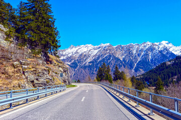 Lukmanierpassstrasse in Fahrtrichtung Blenio, Tessin (Schweiz)