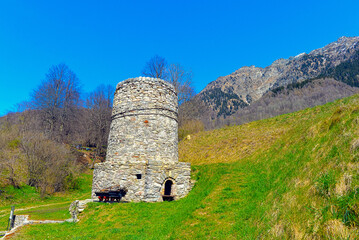 Der Kalkofen (Fornace della calce al Vignee) in Aquila, Blenio, Tessin (Schweiz)