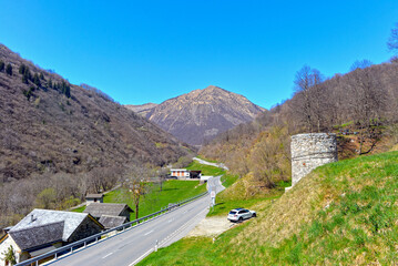 Fototapeta premium Der Kalkofen (Fornace della calce al Vignee) in Aquila, Blenio, Tessin (Schweiz)