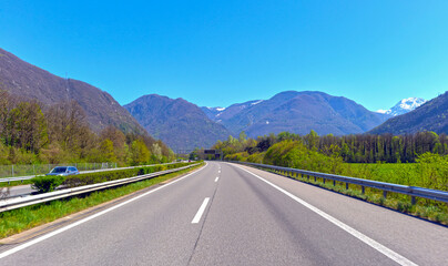 Autobahn A2 bei Biasca in Richtung Bellinzona, Tessin (Schweiz)