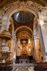 Innenansicht der Stiftskirche Santi Pietro e Stefano in Bellinzona, Tessin (Schweiz)