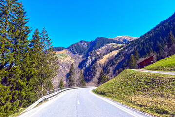 Die Valserstraße bei St. Martin GR in Richtung Ilanz/Glion, Graubünden (Schweiz)