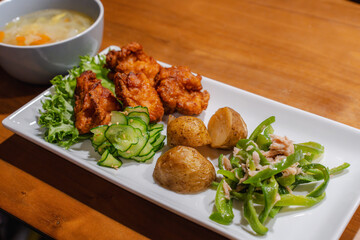 Homemade Dinner with Fried Chicken and Side Dishes 家庭の夕食と食卓