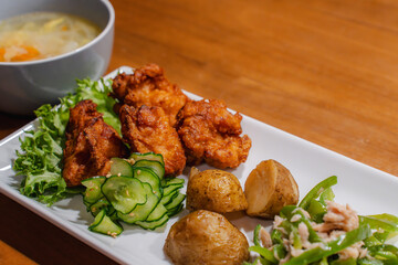Homemade Dinner with Fried Chicken and Side Dishes 家庭の夕食と食卓