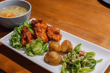 Homemade Dinner with Fried Chicken and Side Dishes 家庭の夕食と食卓