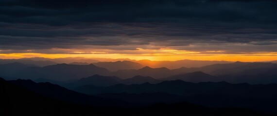 Obraz premium Majestic Sunset over the Mountain Ranges