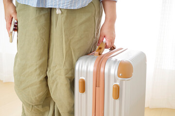 旅行バッグを持つシニア女性の手元