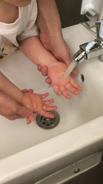 Mama lavando las manos a ni&ntilde;o peque&ntilde;o educaci&oacute;n sanitaria e higiene 
