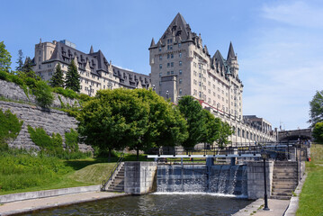 Obraz premium The Rideau Canal locks with Chateau Laurier